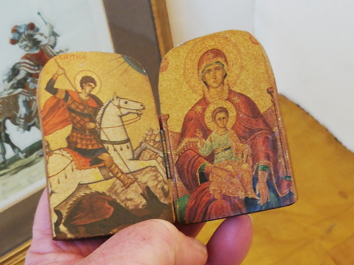Seitenansicht des 1,8 cm tiefen, geschlossenen Diptychons