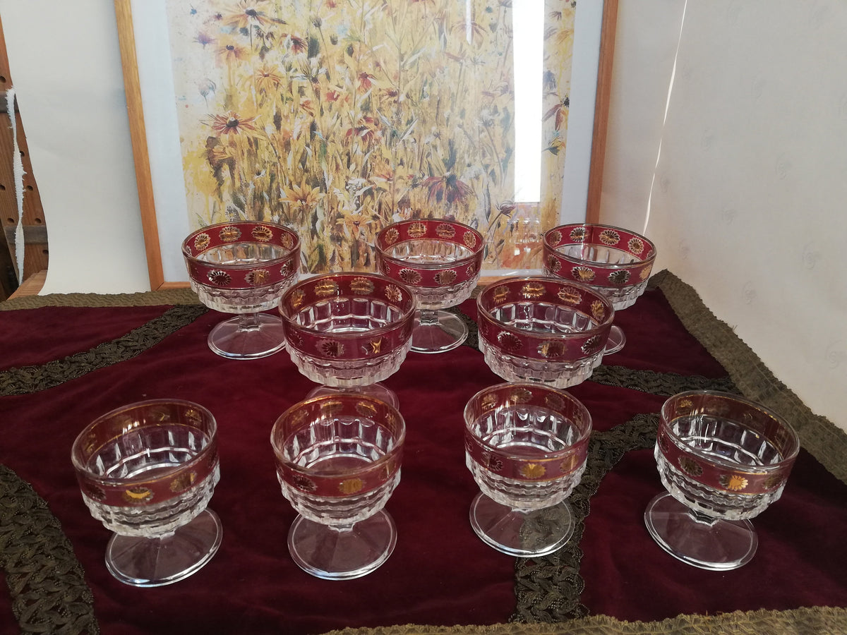 Vintage Gläserset mit 5 Weingläsern und 4 Schnapsgläsern, Bordeaux-Rand mit goldenen Sonnenblumen