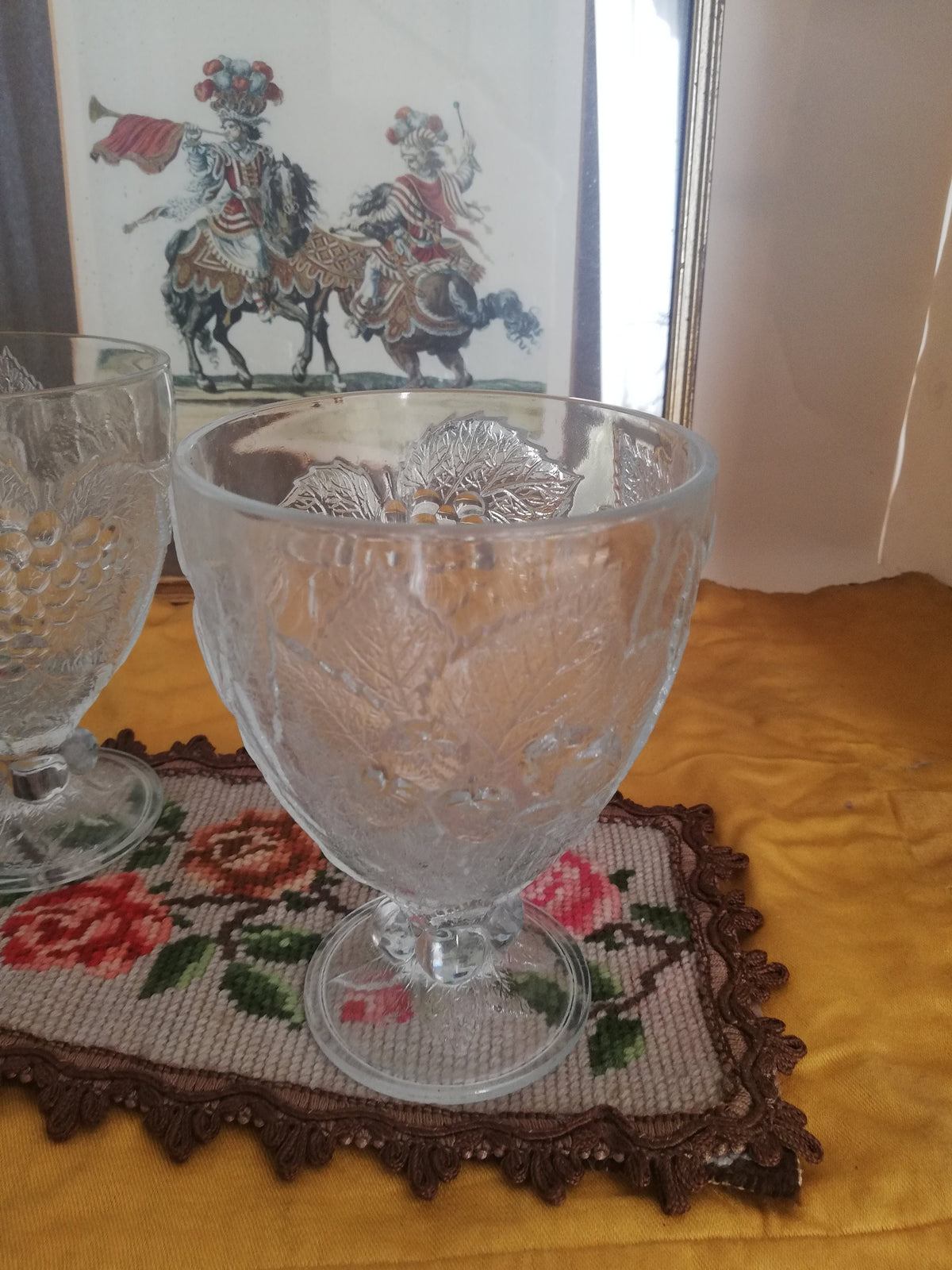 Weintrauben-Dekor auf dem zweiten Glas im Detail