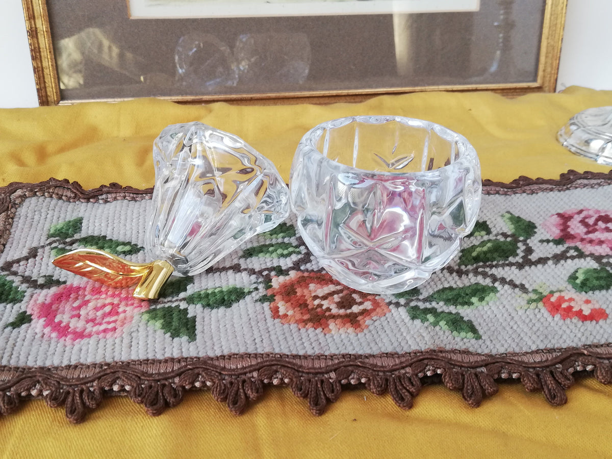 Vergoldeter Deckelgriff in Blattform am Glasflakon, Detail