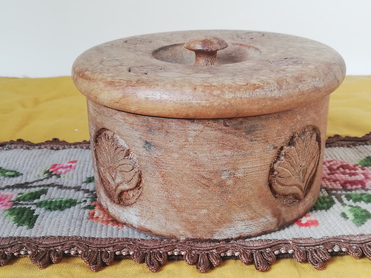 Handgeschnitzte Holzdose mit Nelkenmotiven, Gesamtansicht