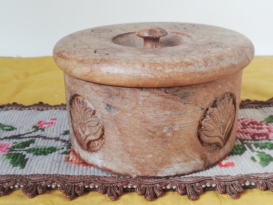 Handgeschnitzte Holzdose mit Nelkenmotiven, Gesamtansicht