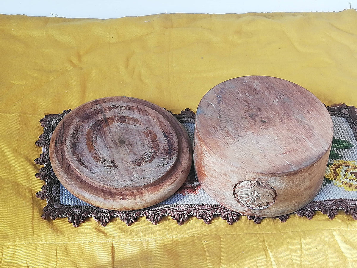 Dose mit Knöpfen gefüllt