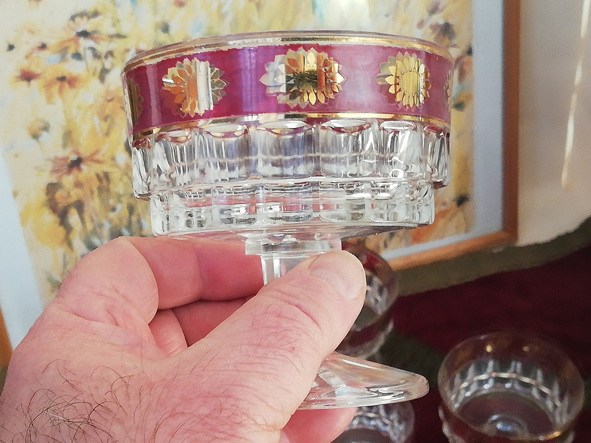 Gläser in der Vitrine als festliche Deko