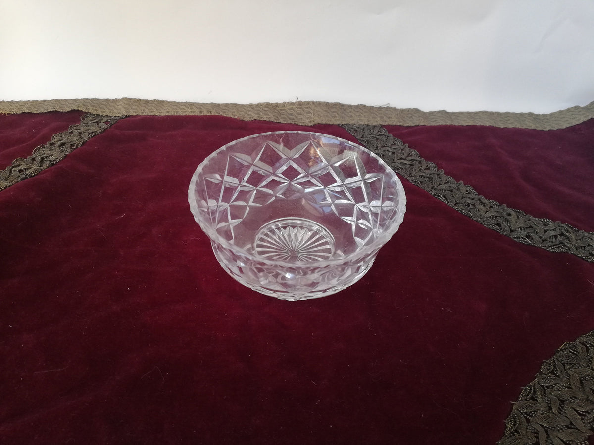 Kleine Glasschale mit geometrischem Muster, Gesamtansicht