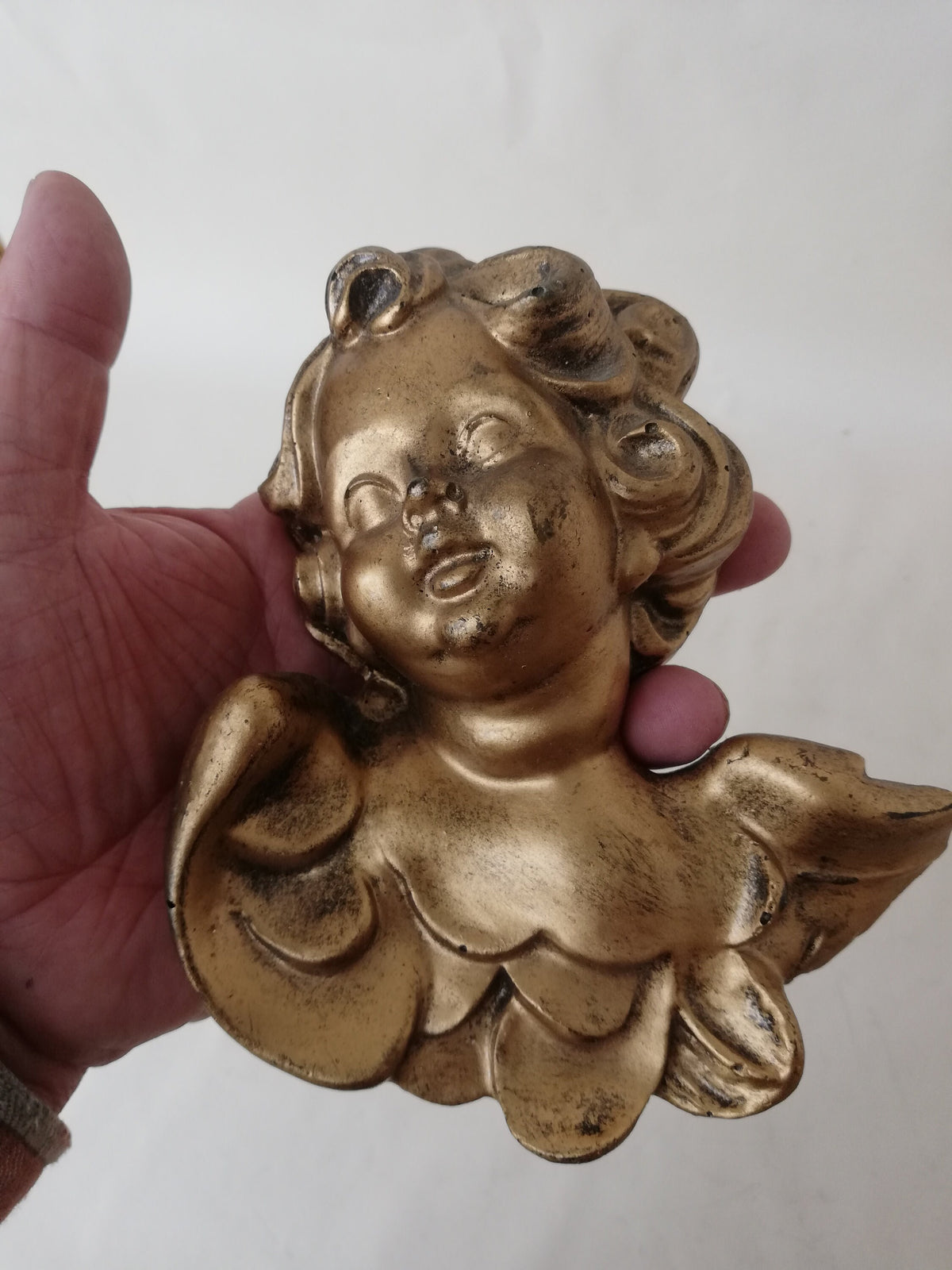 Seitenansicht des 14 cm hohen Engelskopfes