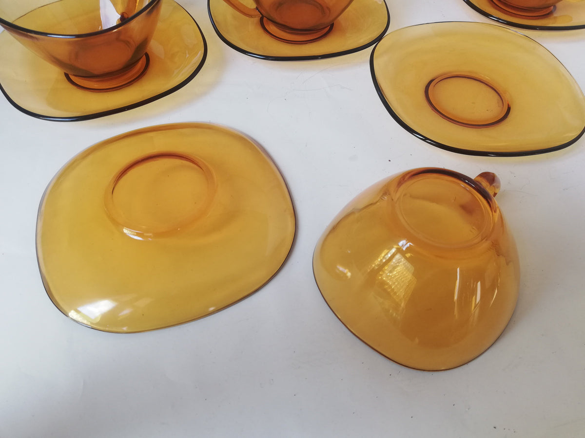 Gestapelte Vintage-Glastassen im Gegenlicht