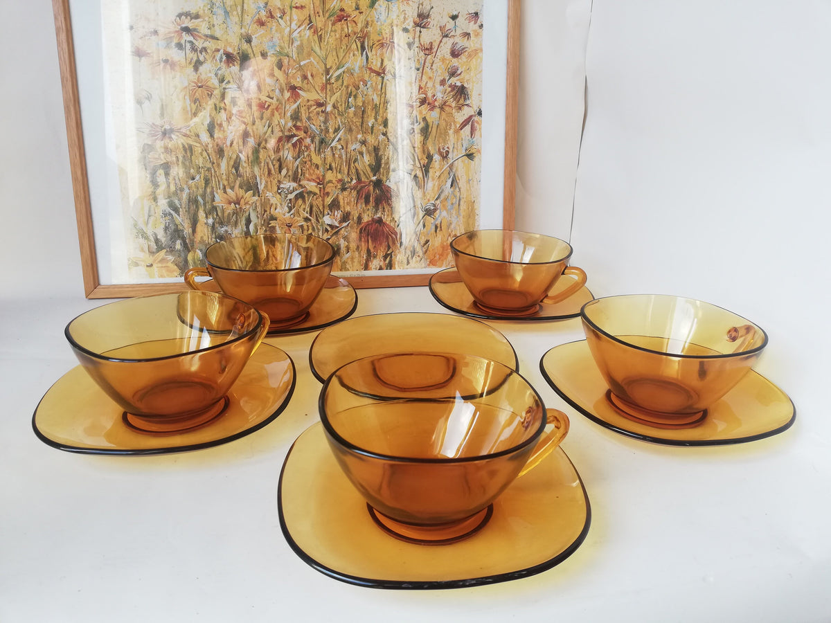 Einzelne Vereco-Tasse aus Bernsteinglas in Seitenansicht
