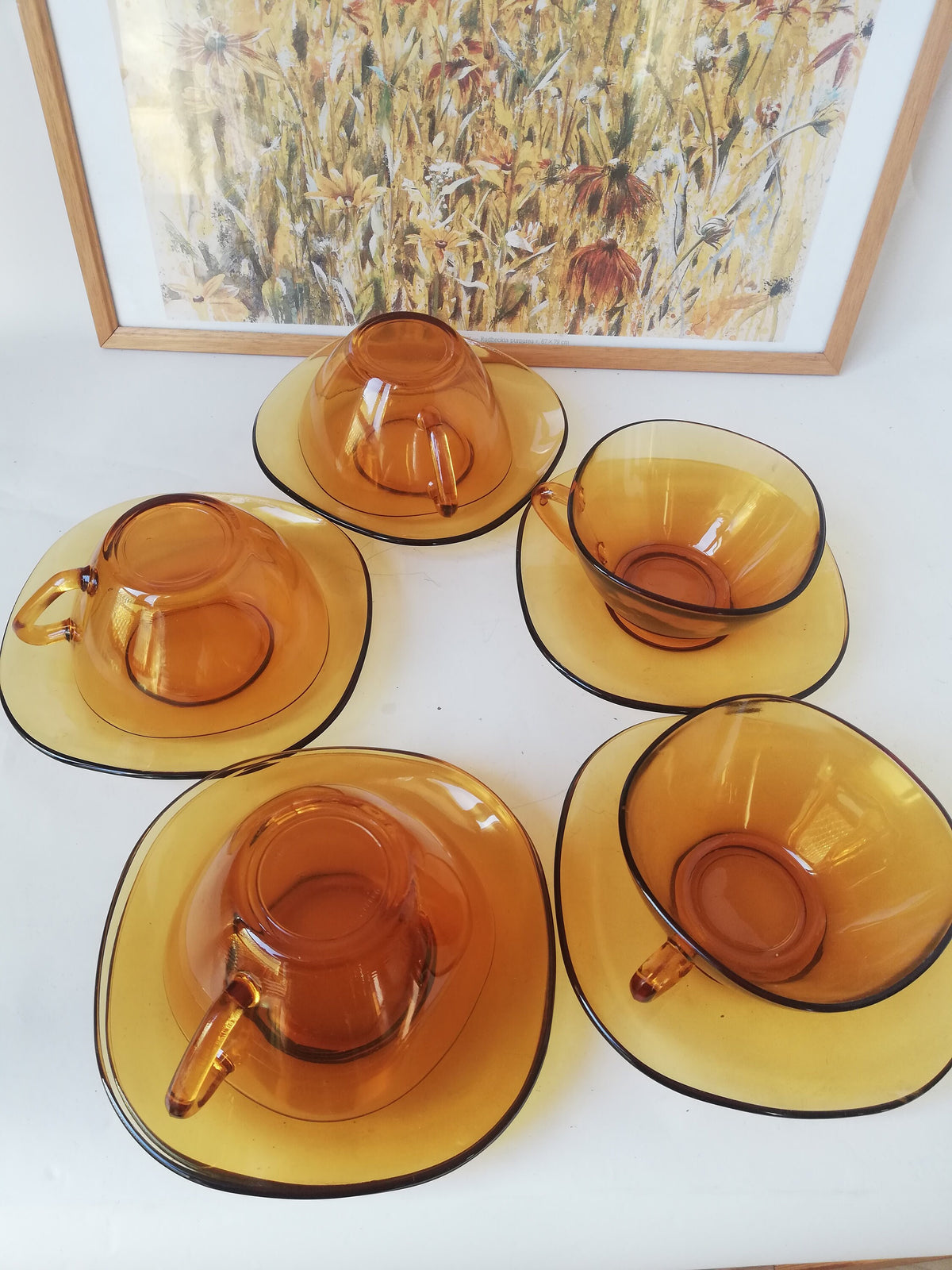 Tasse auf passendem Untersetzer, Seventies-Design