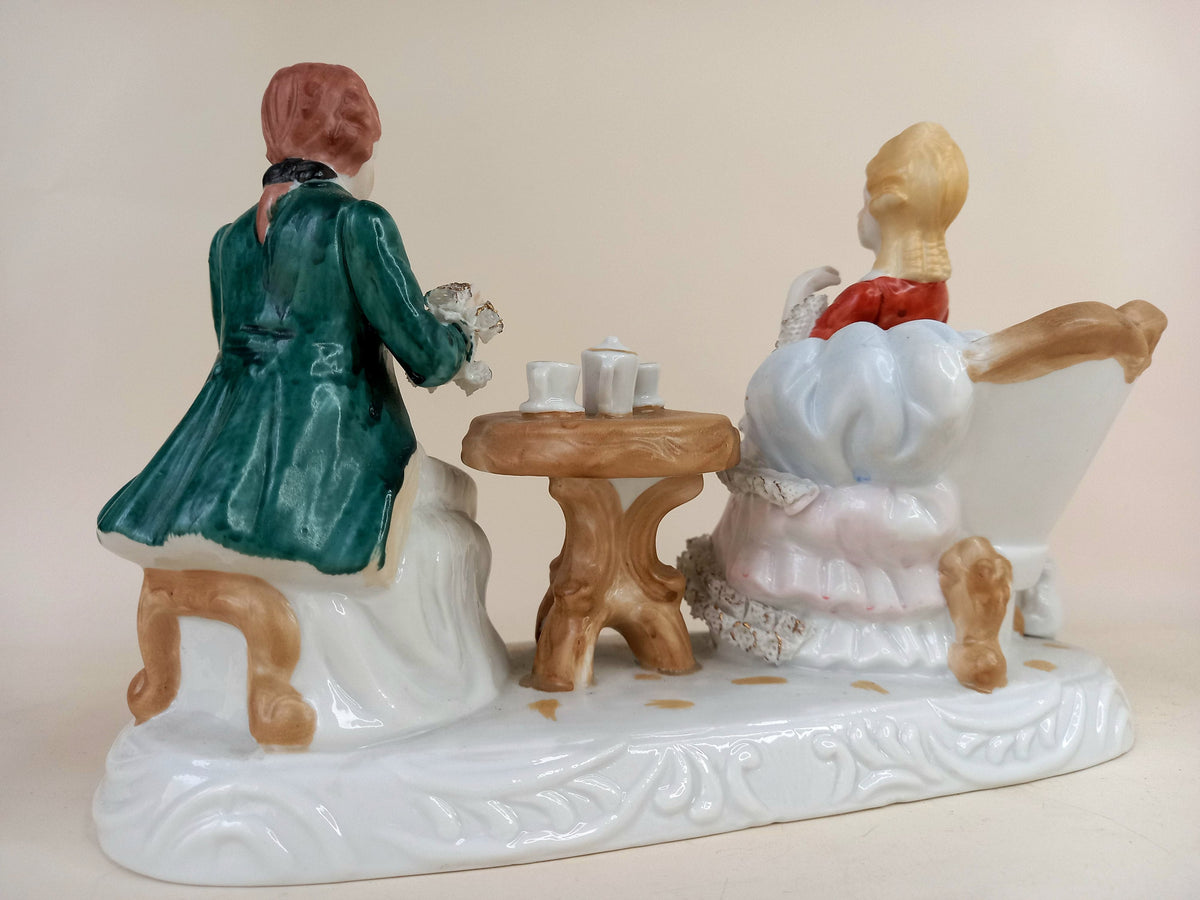 Dame im Sessel mit Pudel zu ihren Füßen, Detail der Porzellanfigur