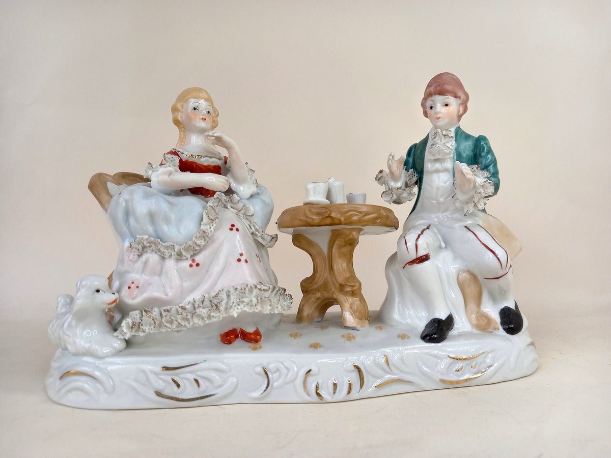 Porzellanfigur Kavalier und Dame beim Tee im Rokokostil – Gesamtansicht, 1970er Jahre