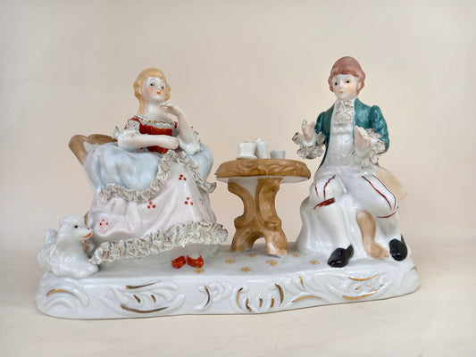 Porzellanfigur Kavalier und Dame beim Tee im Rokokostil – Gesamtansicht, 1970er Jahre