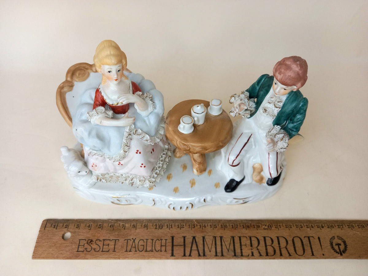 Bemalte Gesichter und Frisuren der Rokoko-Porzellanfiguren im Detail