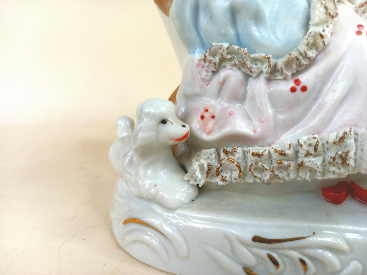 Kleines Tischchen mit Teeservice zwischen den beiden Figuren
