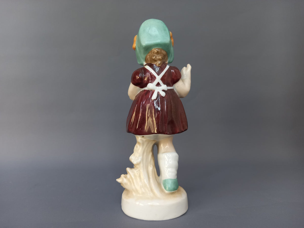 Haube und Haar der Porzellanfigur in der Nahaufnahme