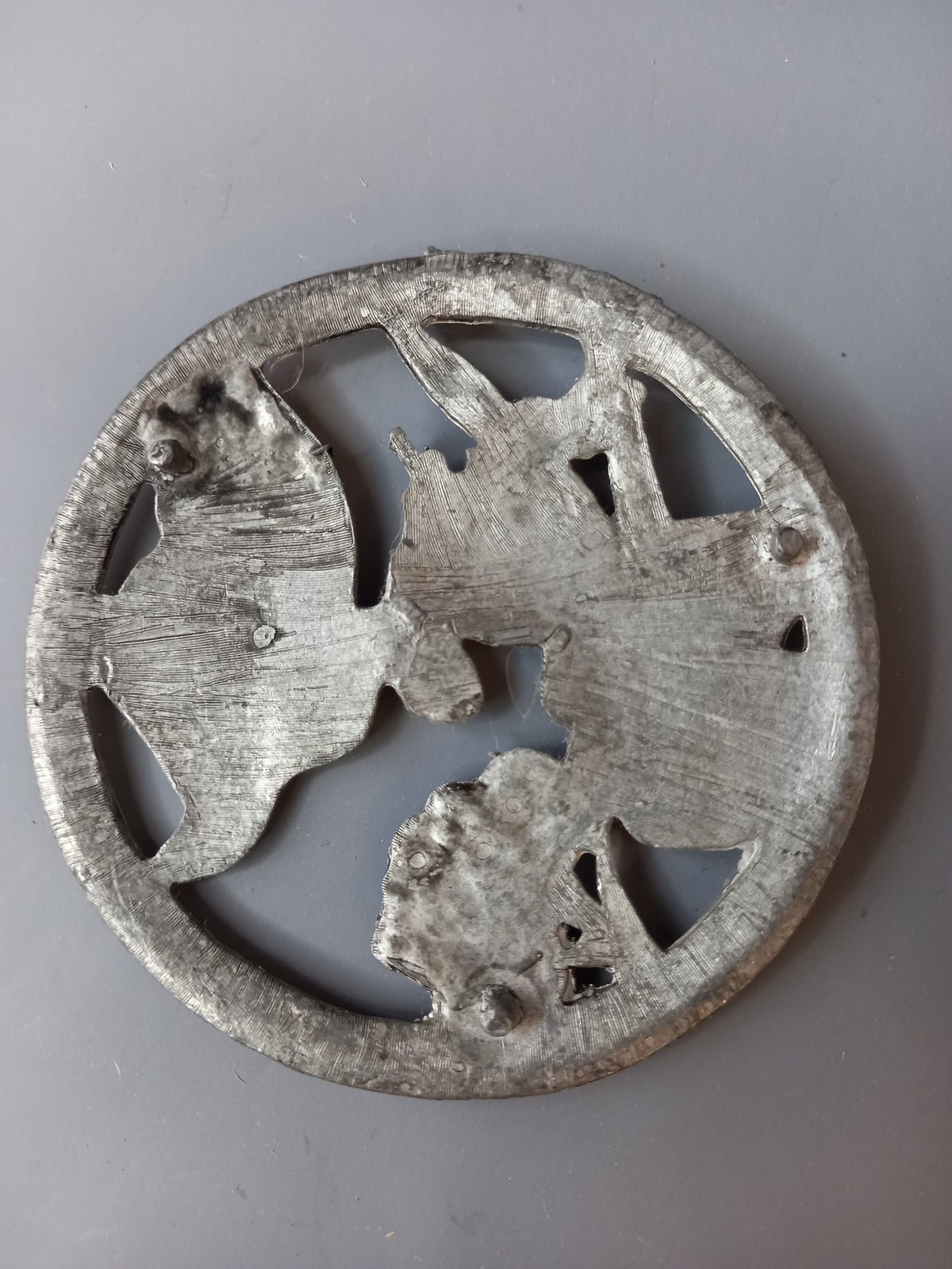Abgenommener Zinkdeckel neben der Glasschale