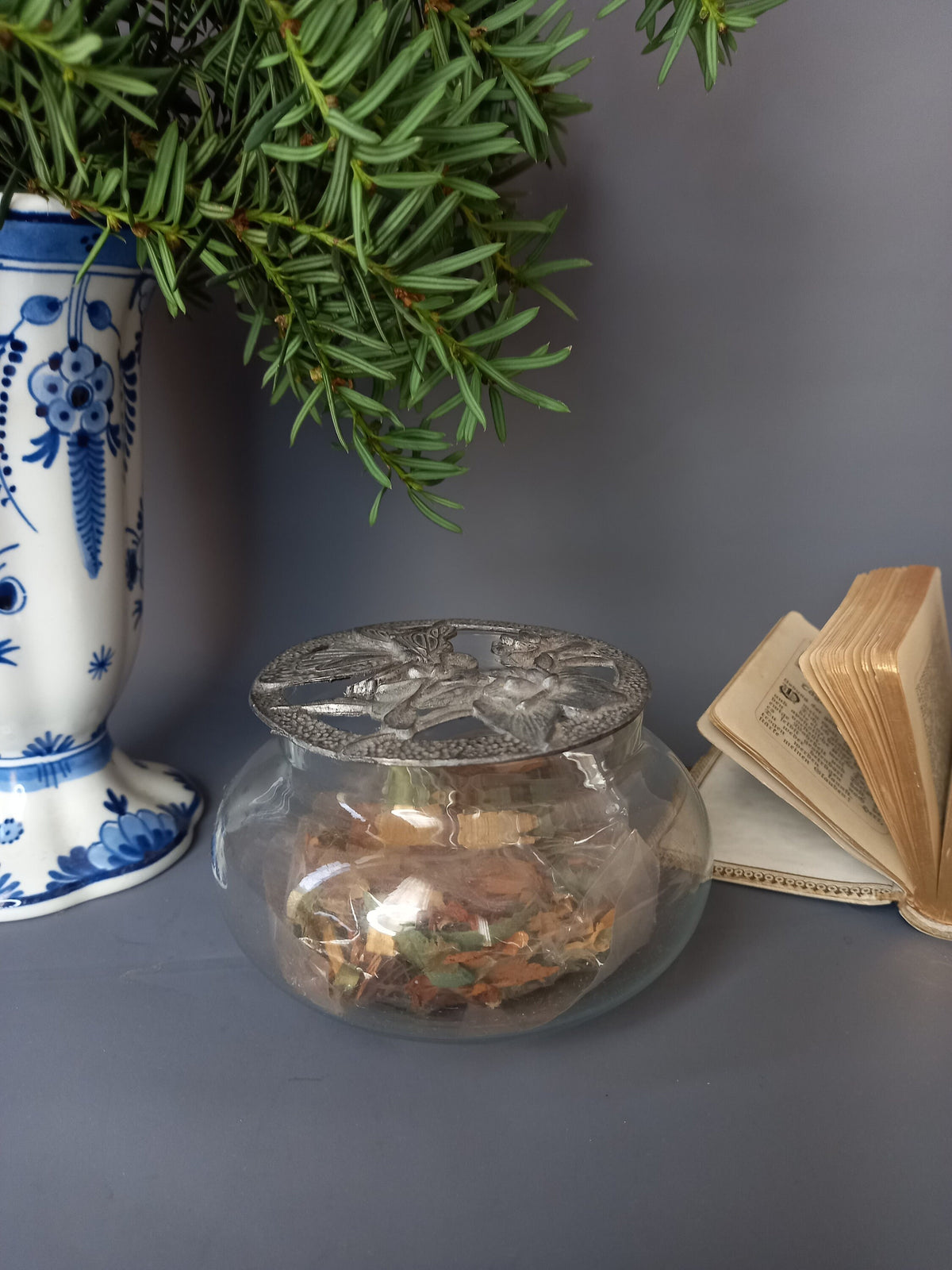 Aromaspender mit Zinkdeckel und Glasschale, Gesamtansicht