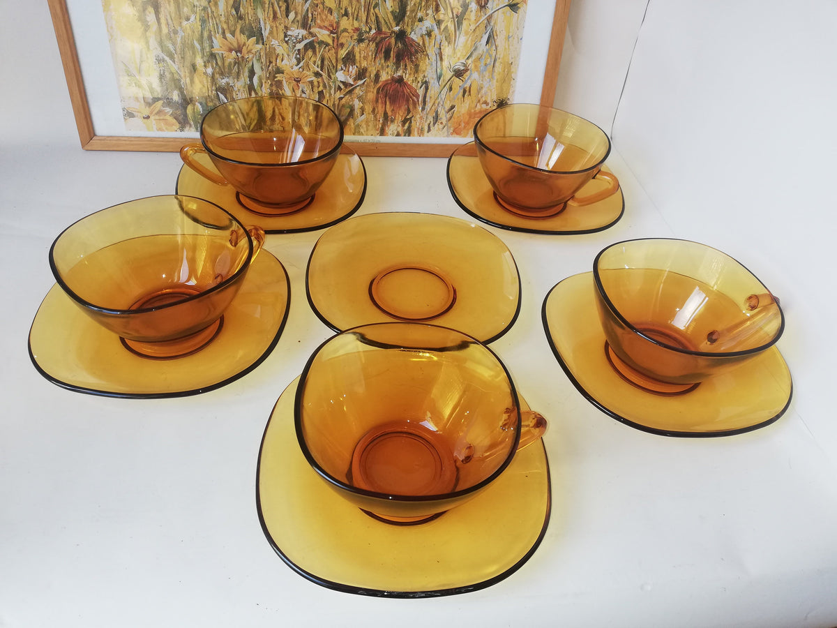 Vereco Tassen-Set aus bernsteinfarbenem Pressglas mit Untersetzern – Gesamtansicht, Frankreich 1970er
