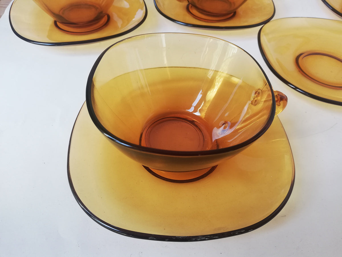 Bernsteinfarbener Untersetzer aus französischem Pressglas