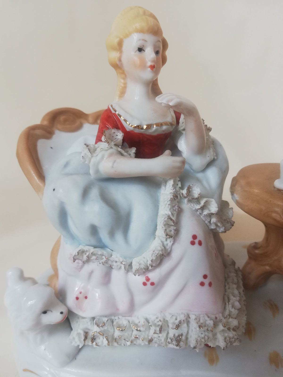 Unterseite der großen Porzellanfigur
