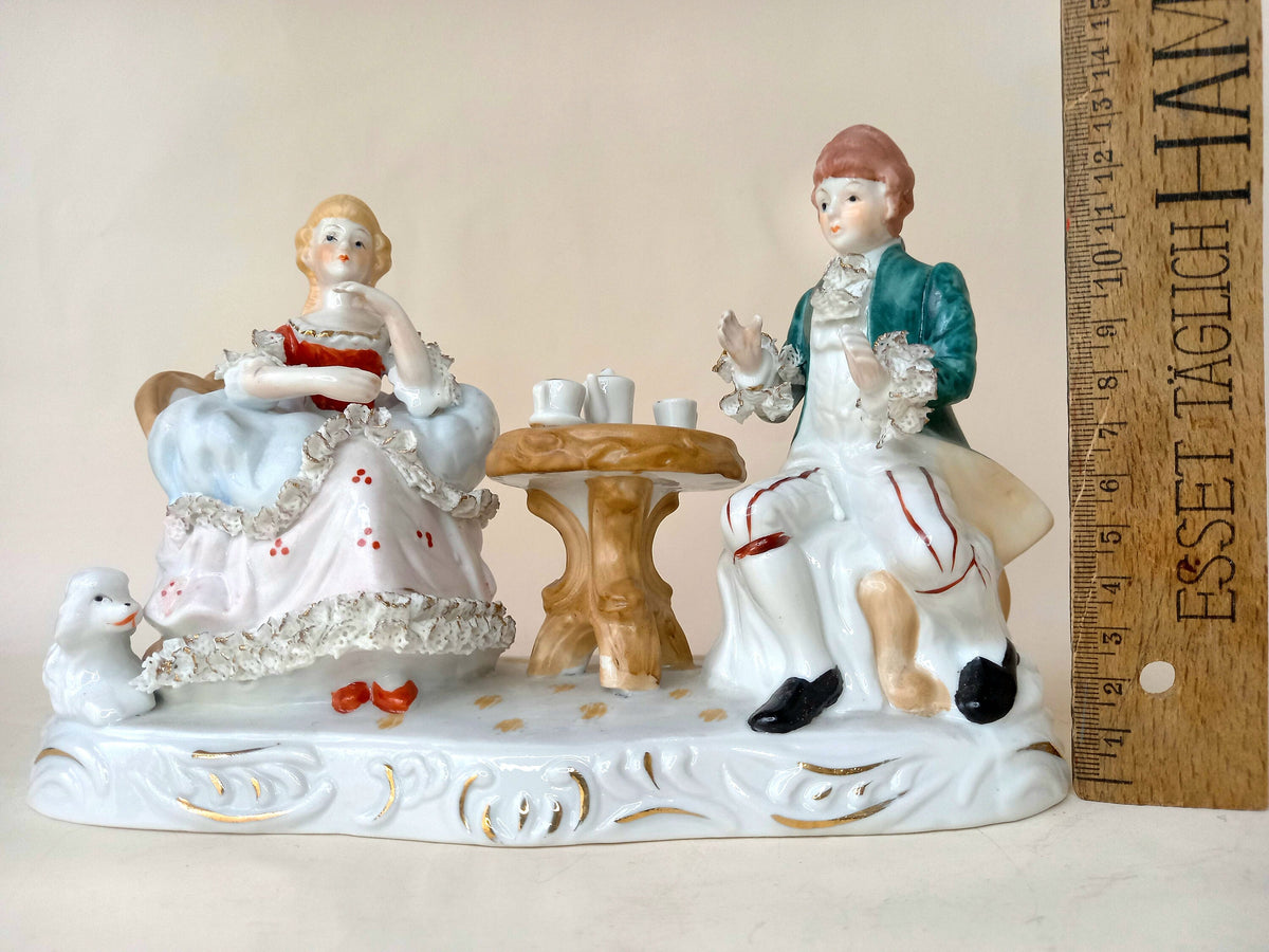 Porzellanfigur als Dekoration in der Vitrine