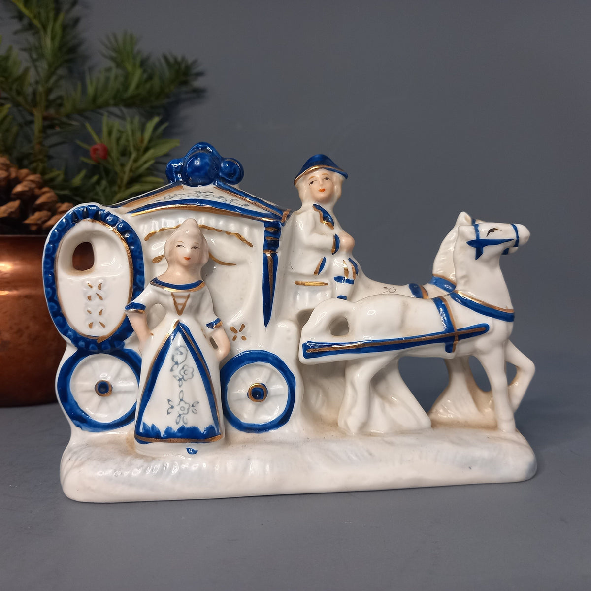 Vintage Porzellan-Kutsche mit zwei Pferden, Kutscher und Dame in Weiß-Blau, 1980er