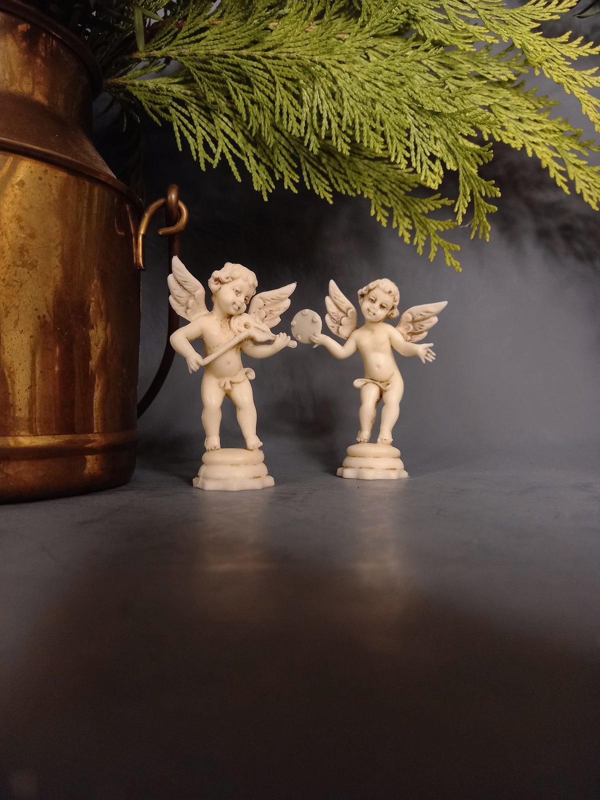 Rückansicht der beiden Engelfiguren