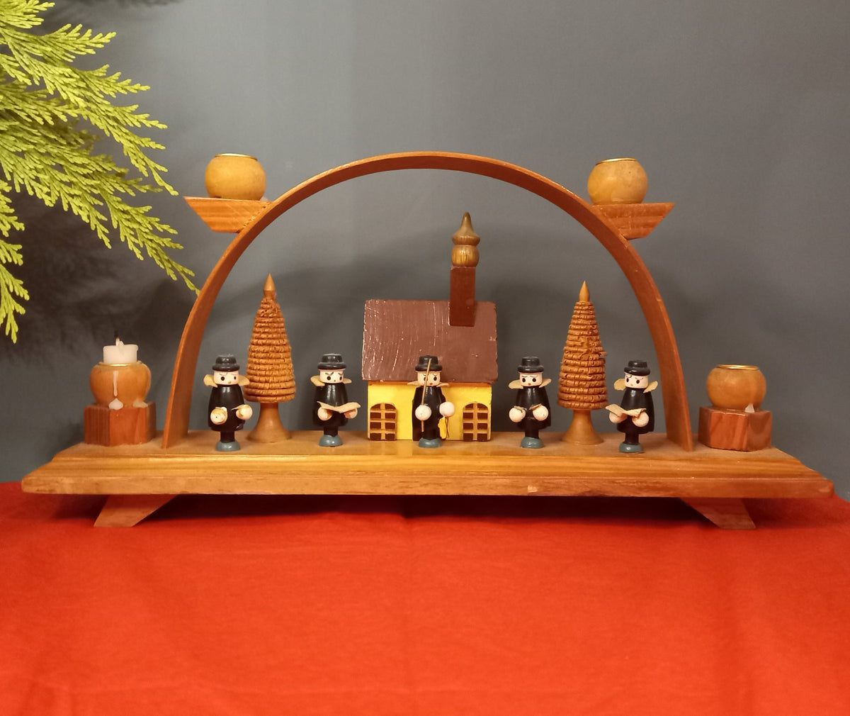 Geschnitzter Holz-Schwibbogen mit vier Kerzenhaltern für den Advent, Frontansicht