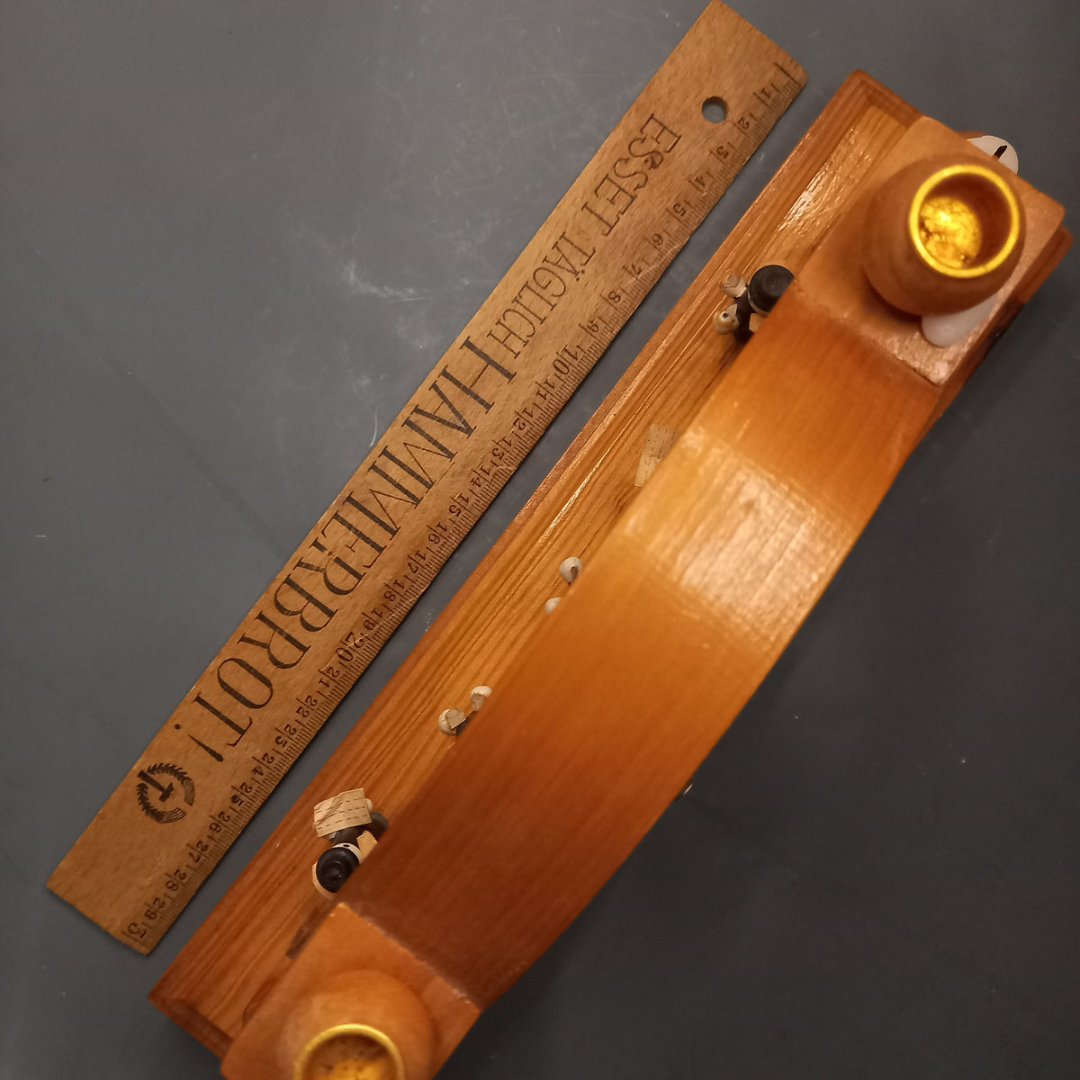 Kerzentülle aus Holz am Schwibbogen, Detailaufnahme