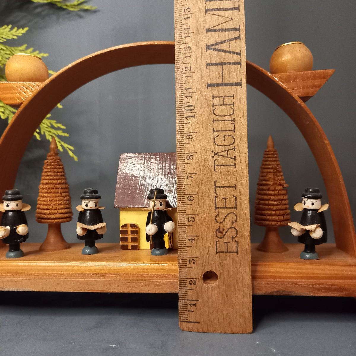 Vintage Schwibbogen 30 cm auf der Fensterbank in der Adventszeit