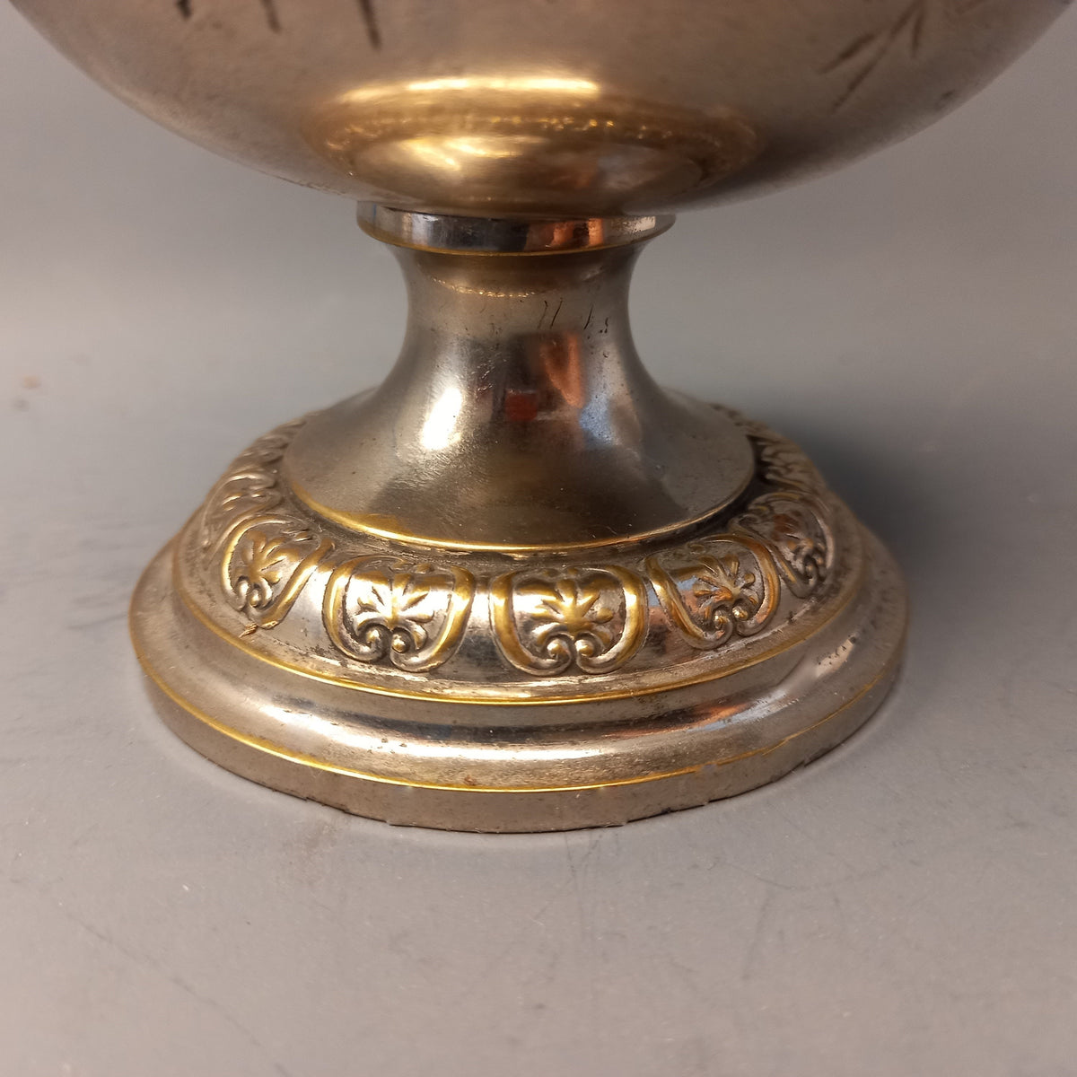 Kleine Dellen und Patina auf der Metalloberfläche