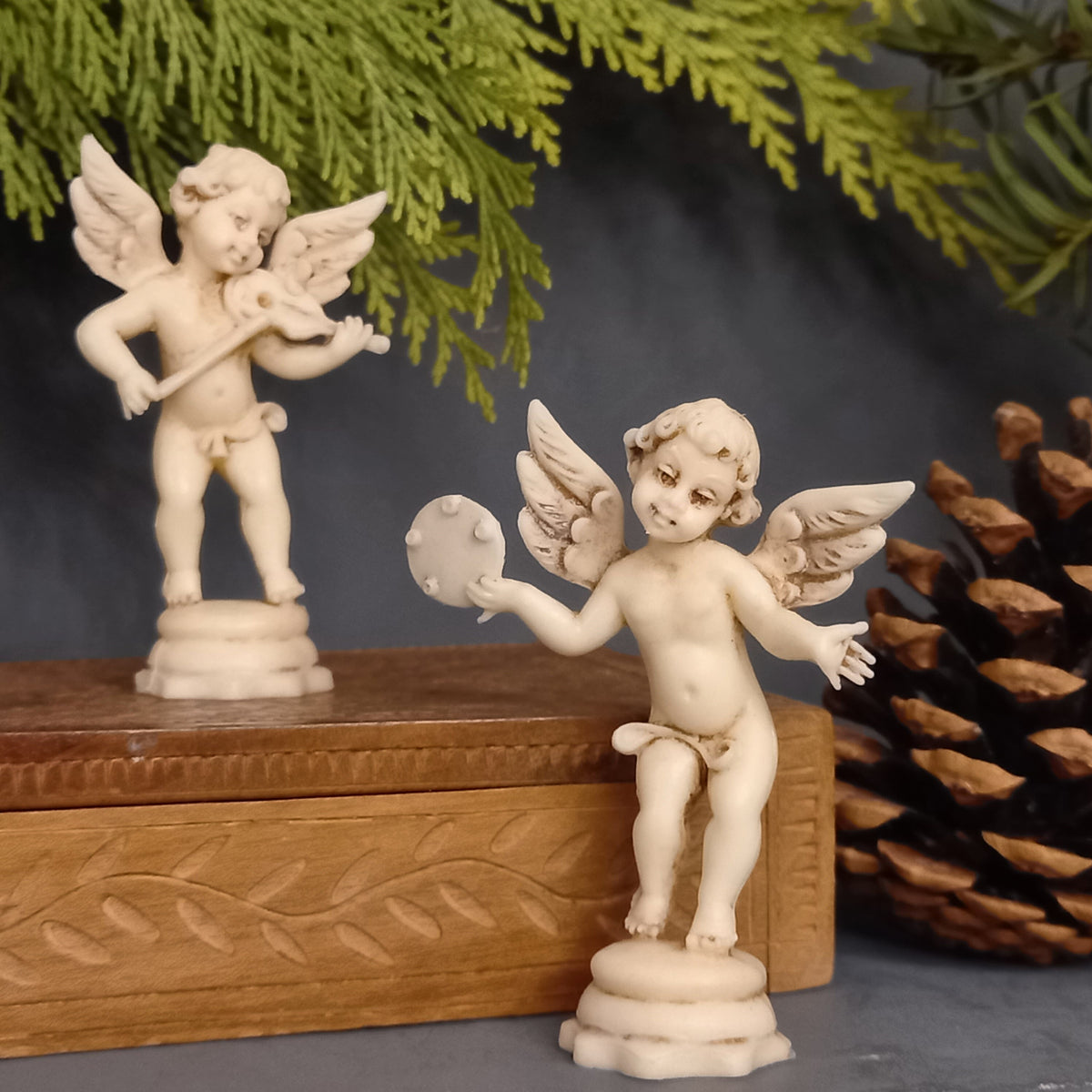 Musizierende Engel als Weihnachtsdeko am Adventkranz