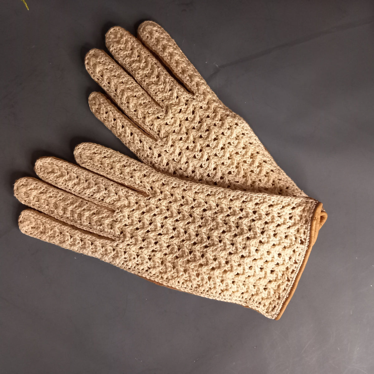Beige Seite mit gehäkelter Spitze im Detail