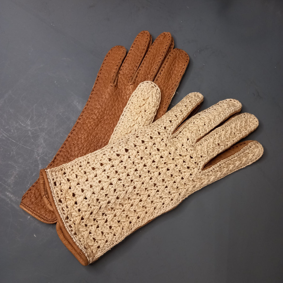 Braune Vollleder-Seite des Handschuhs