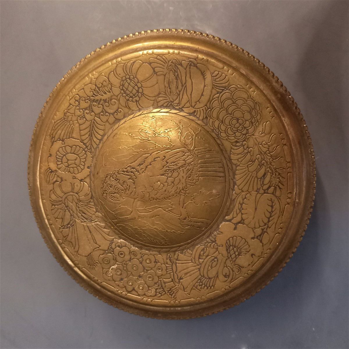 Papageienmotiv auf dem Deckel im Detail