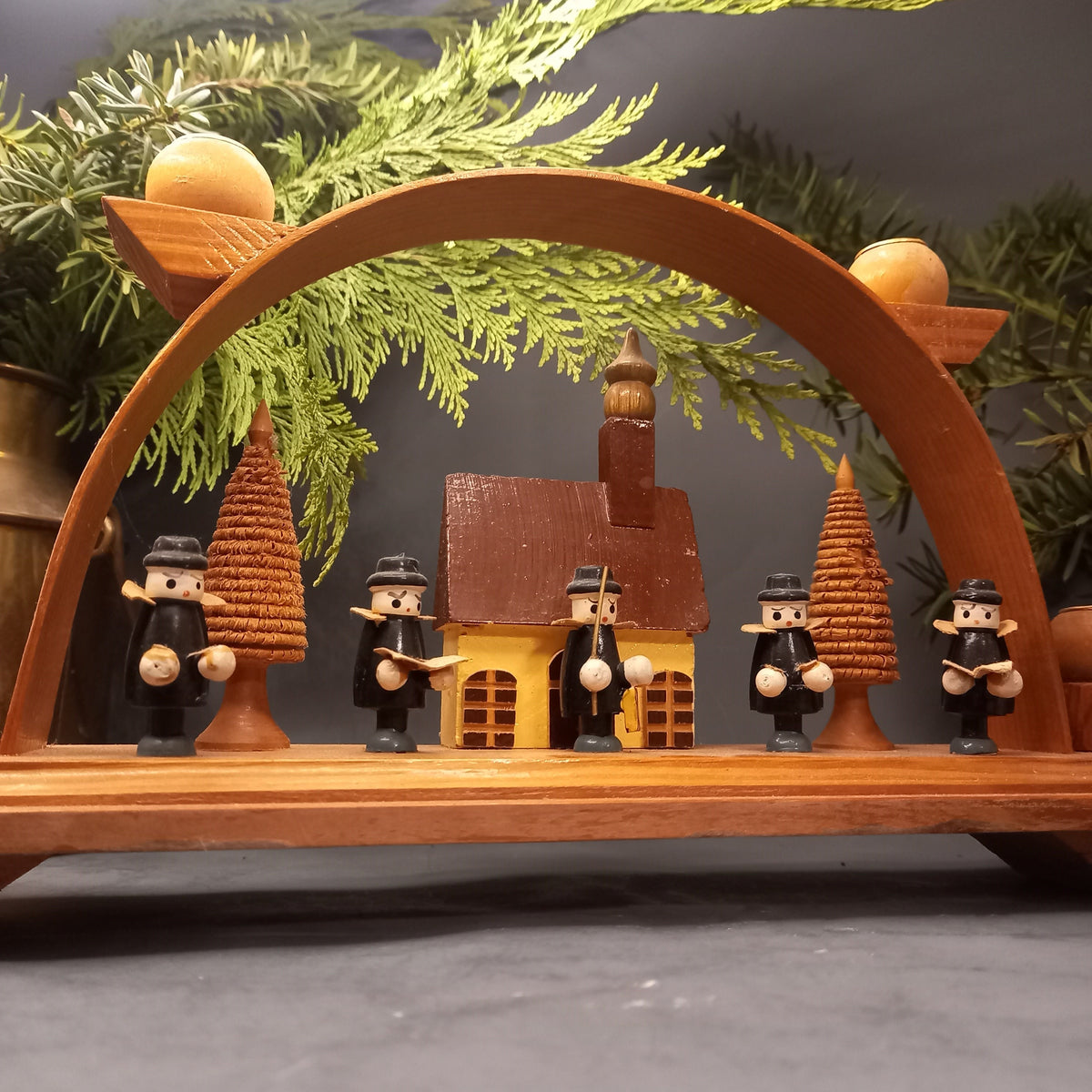 Detail der handgeschnitzten Musikanten- und Sängerfiguren vor der Kirche