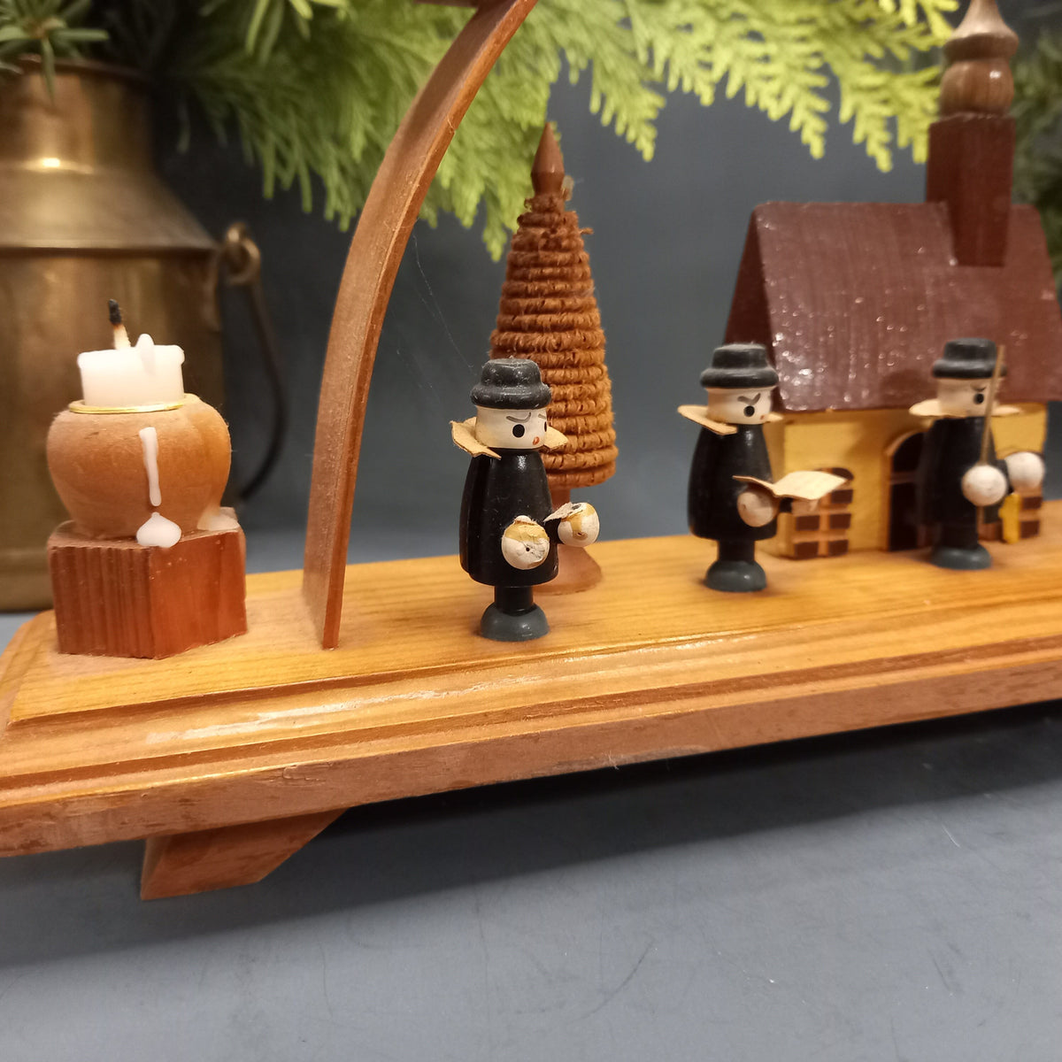 Schwibbogen mit brennenden Kerzen als stimmungsvolle Weihnachtsdeko