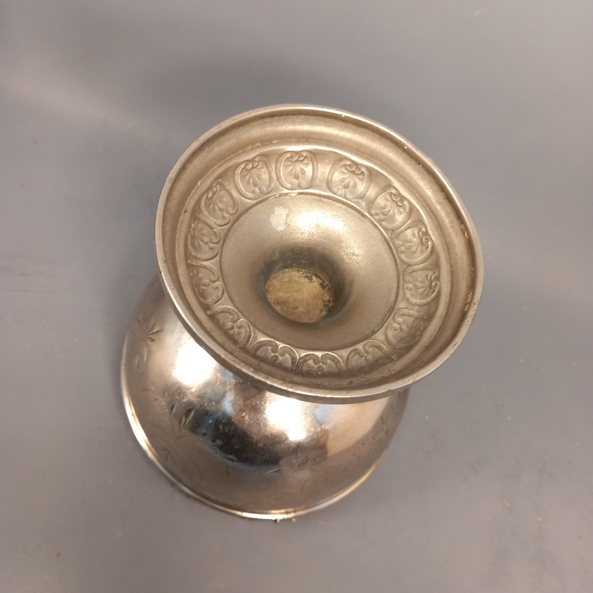 Unterseite des Kelchs mit 7,5 cm breitem Standfuß