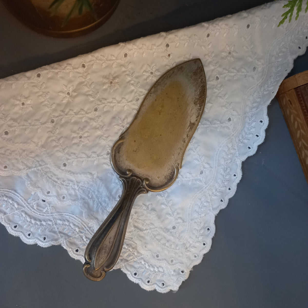 Versilberter Art-Deco-Tortenheber von Krupp Berndorf – Gesamtansicht, Vintage Österreich Zwischenkriegszeit