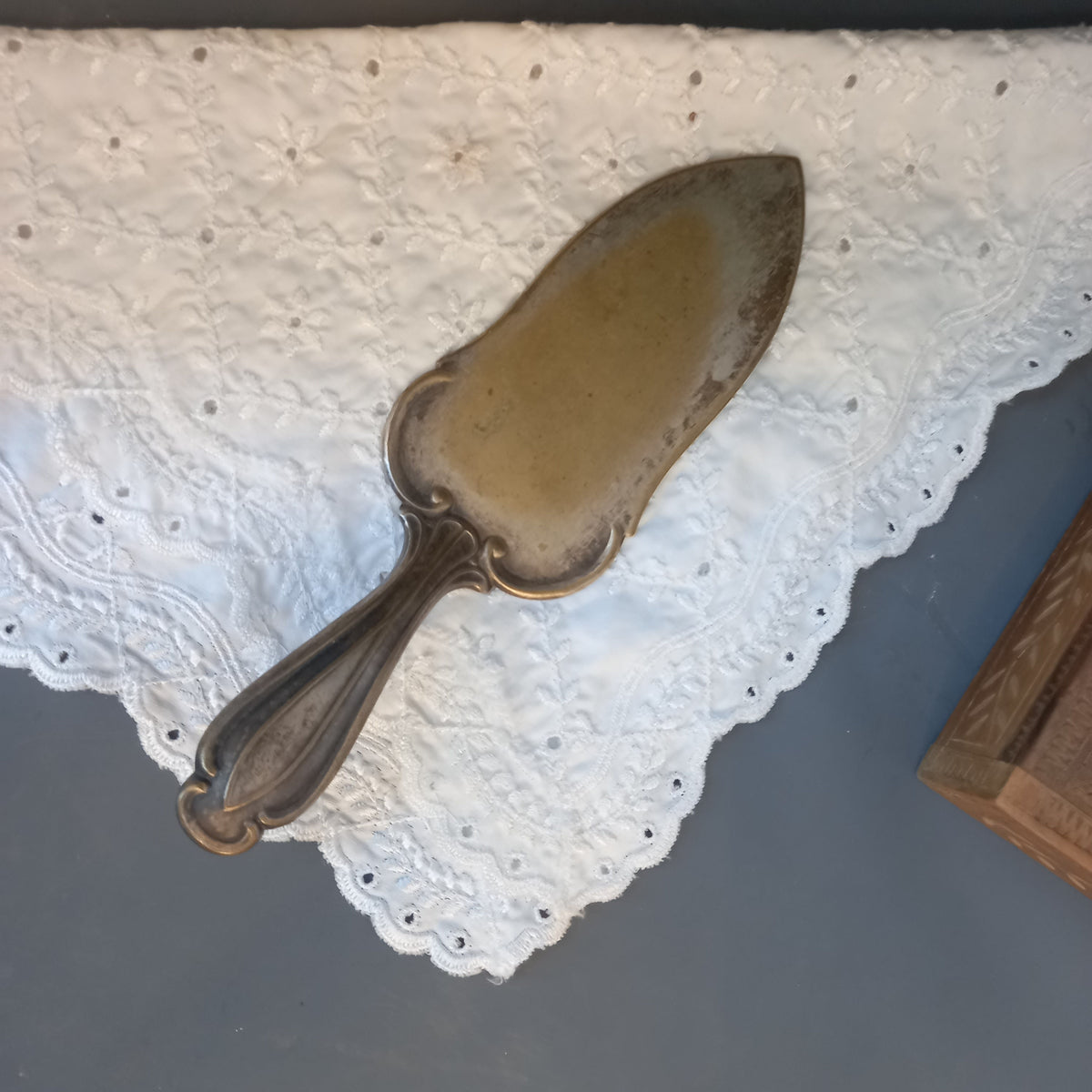 Detail der ziselierten Verzierung am Griff