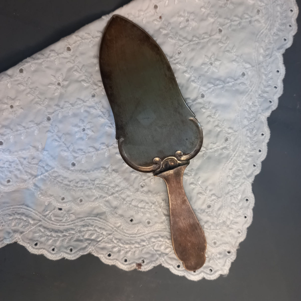 Durchbrochene Klinge des Tortenhebers im Detail