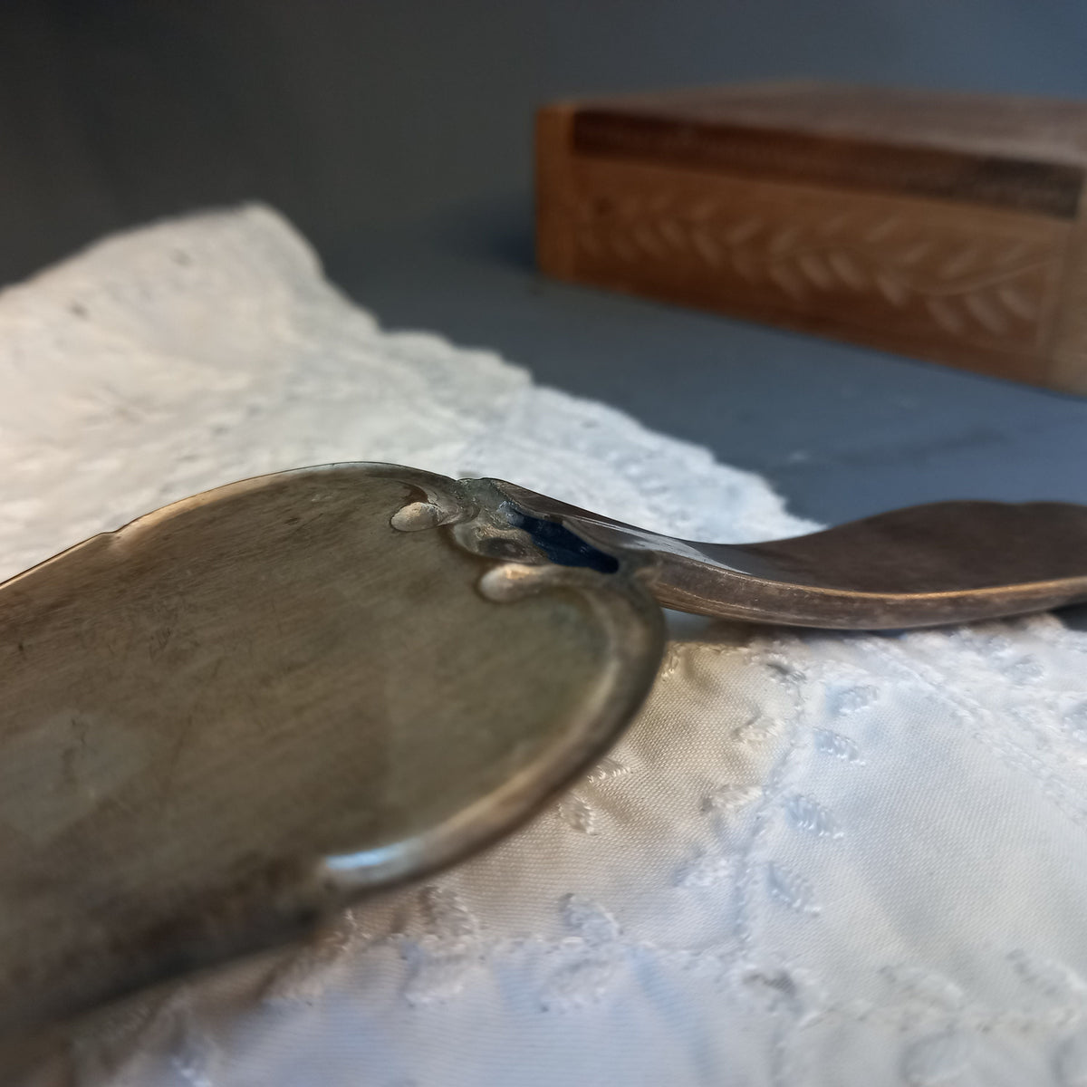 Patina auf dem Alpaka-Silber im Detail