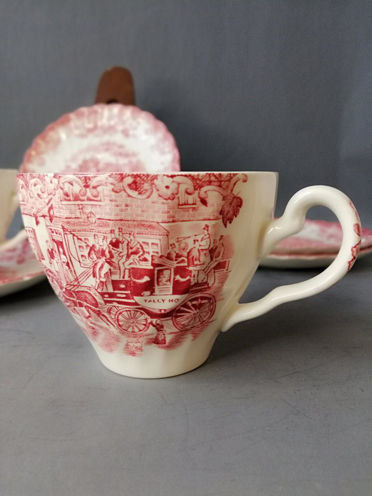 Johnson Brothers Coaching Scenes Sammeltasse rot, Gesamtansicht
