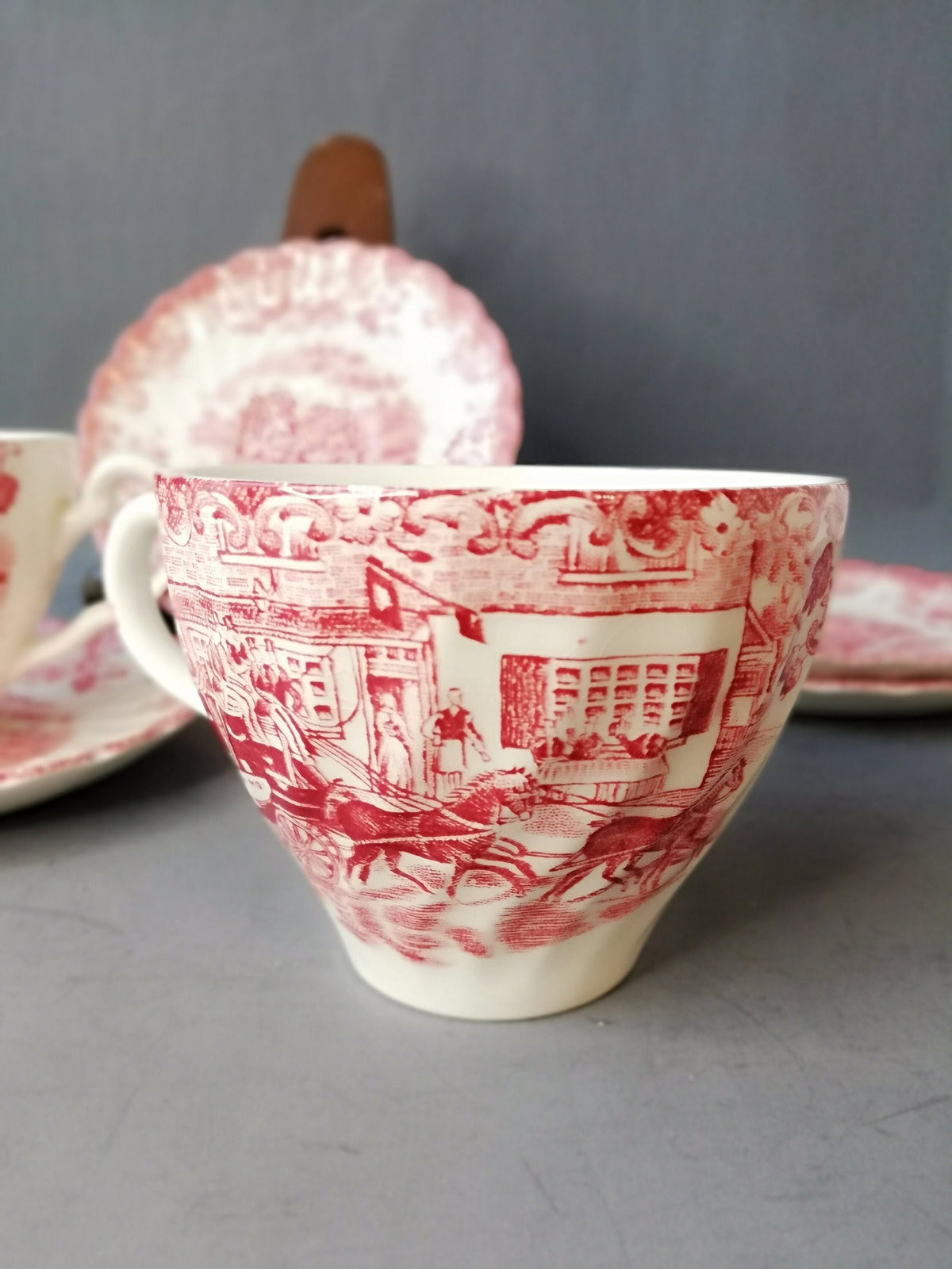Rotes Kutschenmotiv auf der Tasse