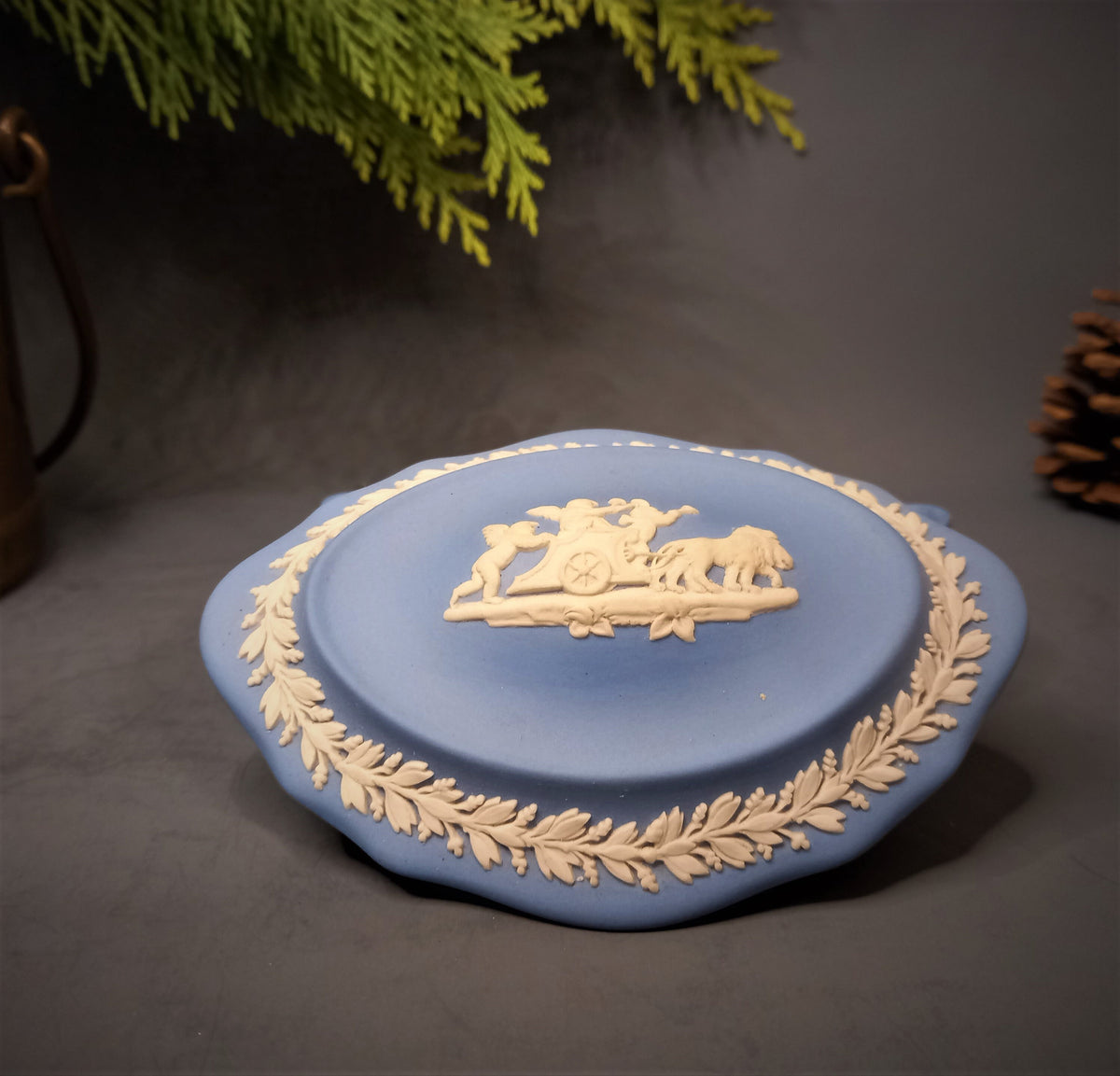 Wedgwood-Dose auf dem Frisiertisch