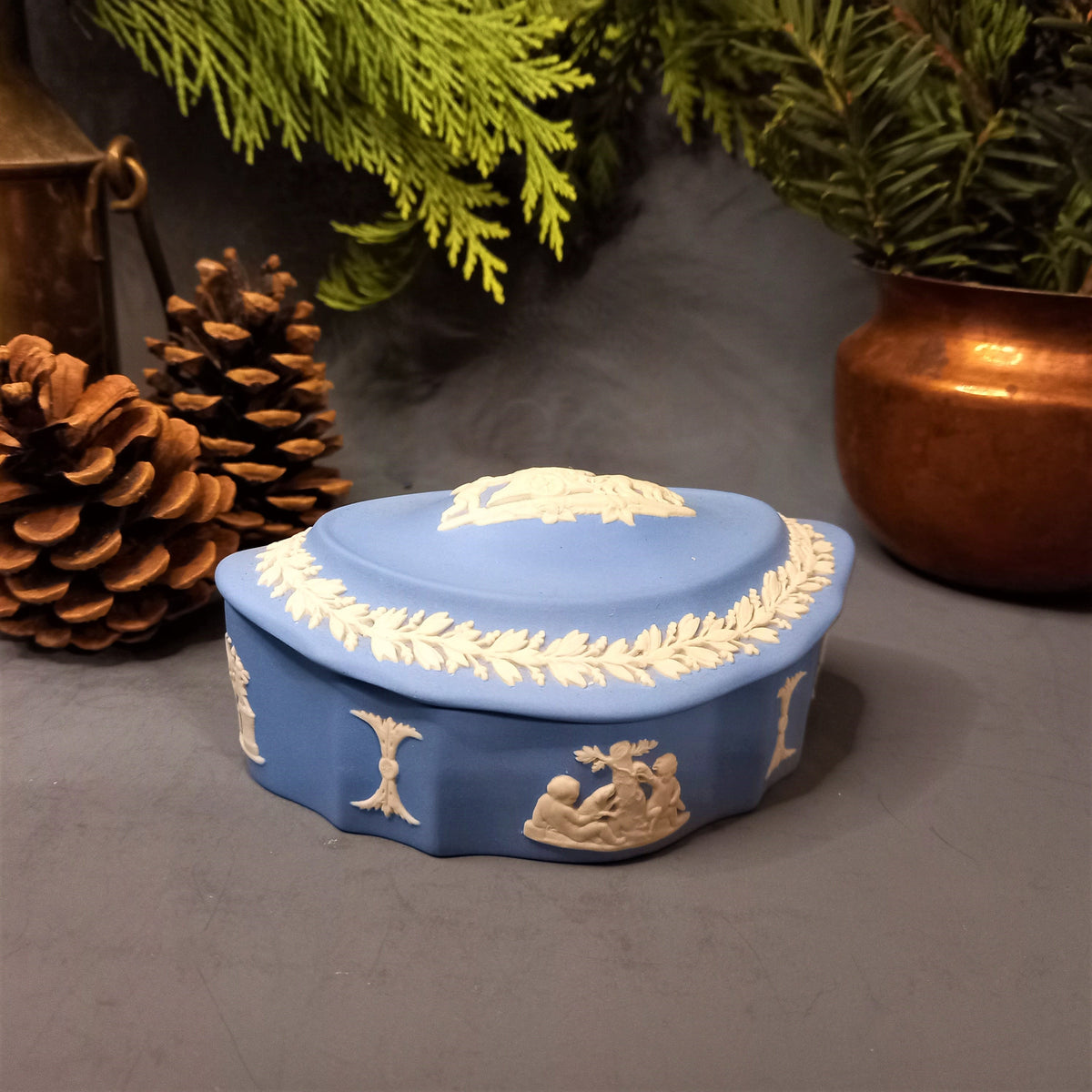 Wedgwood Jasperware Schmuckdose in Hellblau mit weißen Reliefs, Gesamtansicht