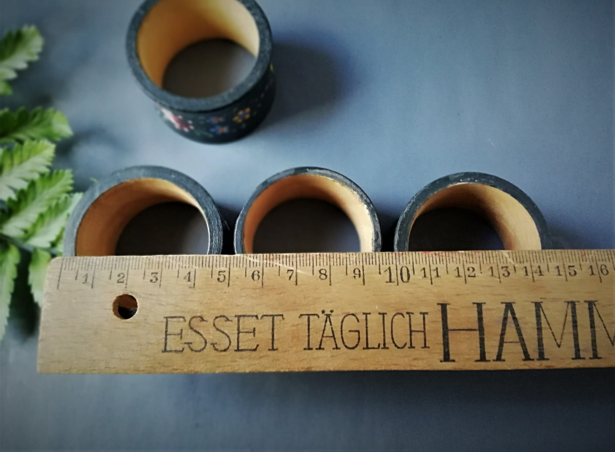 Handbemalte Details der rüstikalen Serviettenringe