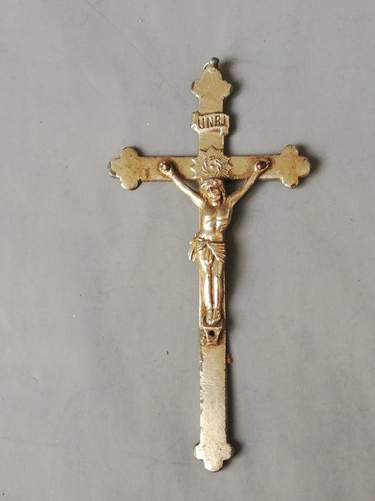 Antikes handgefertigtes Zinnkreuz mit Christus, Gesamtansicht