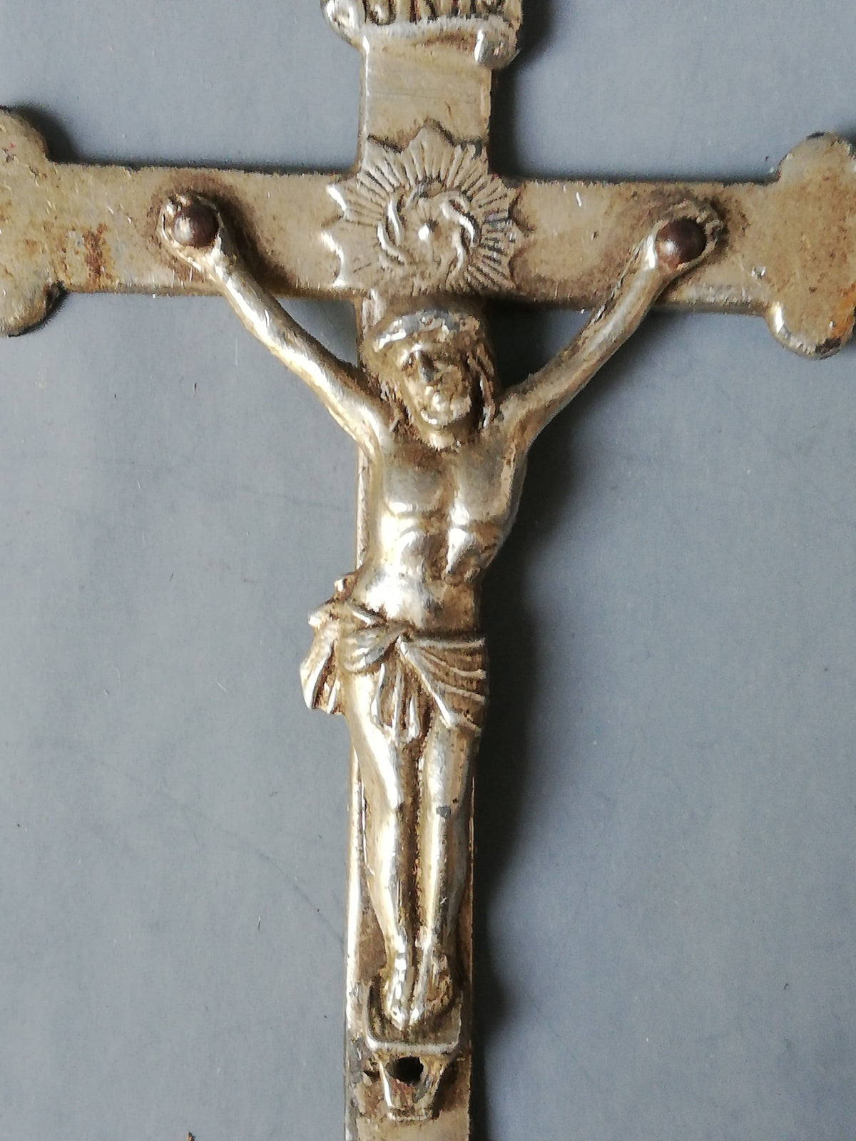 Christusfigur am Zinnkreuz im Detail