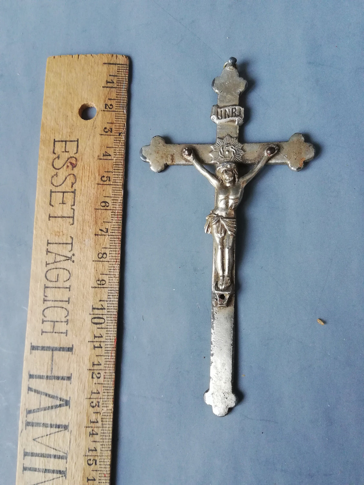 Zinnkreuz mit Lineal, 13 x 6,5 cm, in natürlicher grauer Farbe
